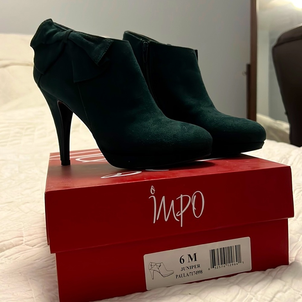 Elegant Green Ankle Booties size 6
